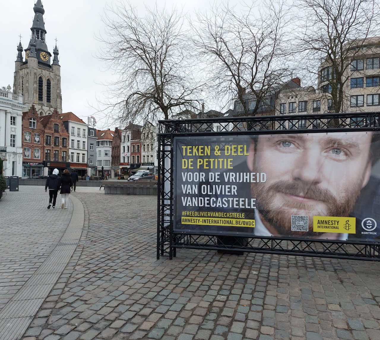 De markt van Kortrijk, met een affiche van Amnesty International voor een petitie voor de terugkeer van Olivier Vandecasteele